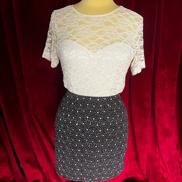 Vintage y2k Guess Black and White Floral Mini Skirt - Picture 3 of 4